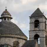 Ad arricchire il disegno del prospetto ci sono il campanile a torre ottocentesco con la sua cuspide piramidale alla sommit� e soprattutto la cupola �a trullo
